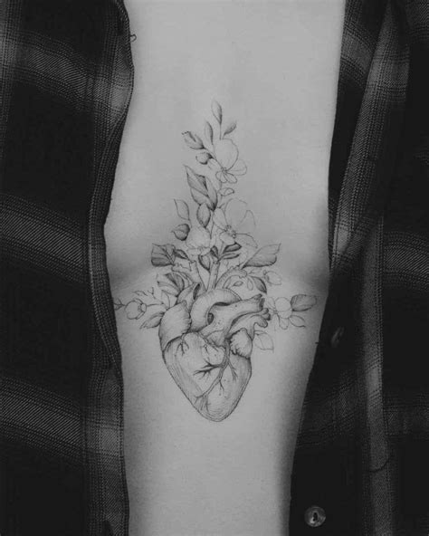 tatuajes en el medio de los senos|Tatuaje en medio de los senos